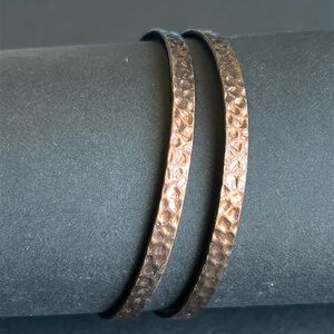 Women’s vintage dainty set of 2‎ bronze tone hammered bangle bracelets one size